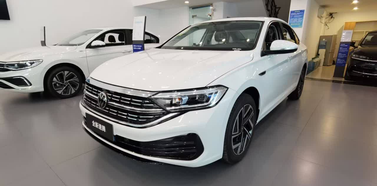 前几天到一汽-大众4S店看车，发现一个事实：买大众燃油车的人其实并没有减少。