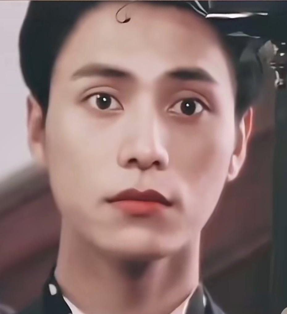 都说陈坤变化大，变得完全认不出来了，我一下子看着这个时候拿茶杯的男人，根本没有跟