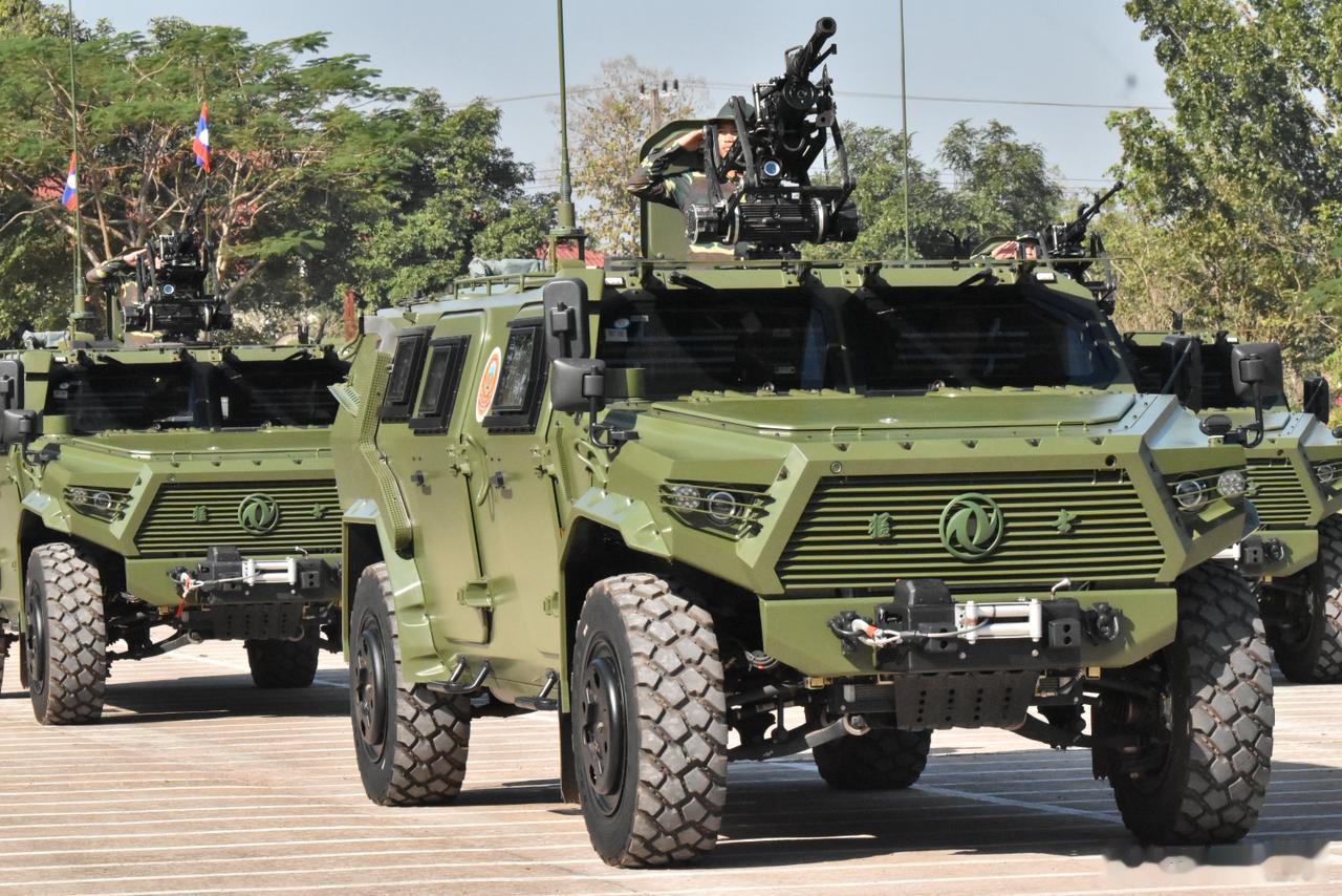 CS/SS4型82mm速射迫击炮、东风猛士EQ2050型越野车等装备亮相老挝阅兵