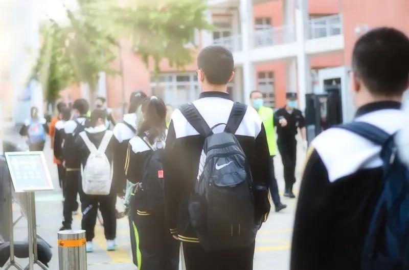 以收到多少束花和锦旗来衡量教师的受欢迎程度，学校领导这种评价教师的态度，让人疑
