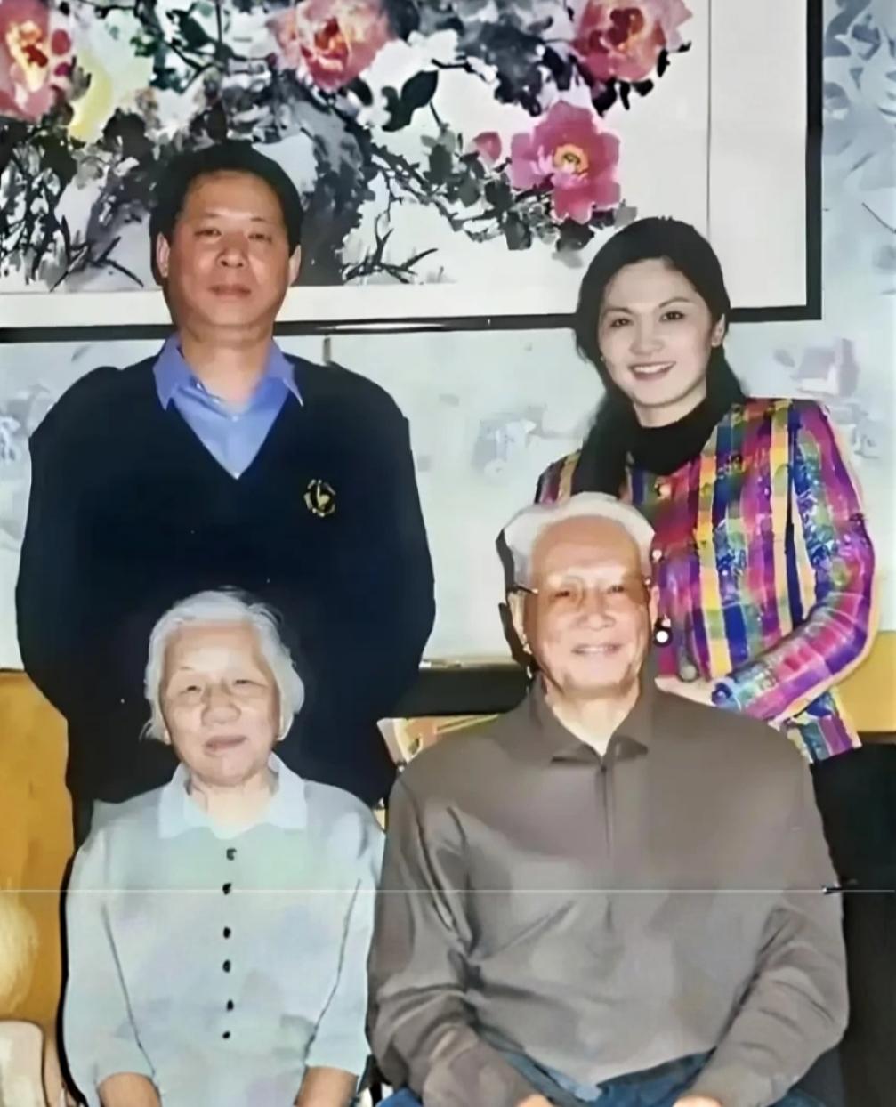 在七八十年代的娱乐圈有个混血女明星麦文燕长得非常漂亮，同是中俄混血的潘虹远远不如