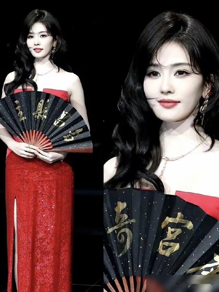 微博之夜，别光看谁的裙子贵。我告诉你，最值钱的一出戏，是白鹿那个头也没回的瞬间。