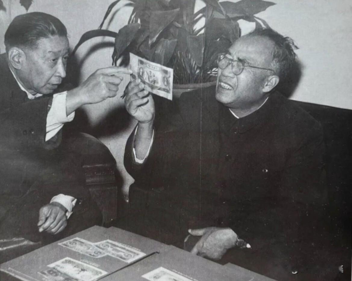 1959年11月17日，朱德委员长在审查第二套人民币拾圆券（俗称“大黑拾”），戴