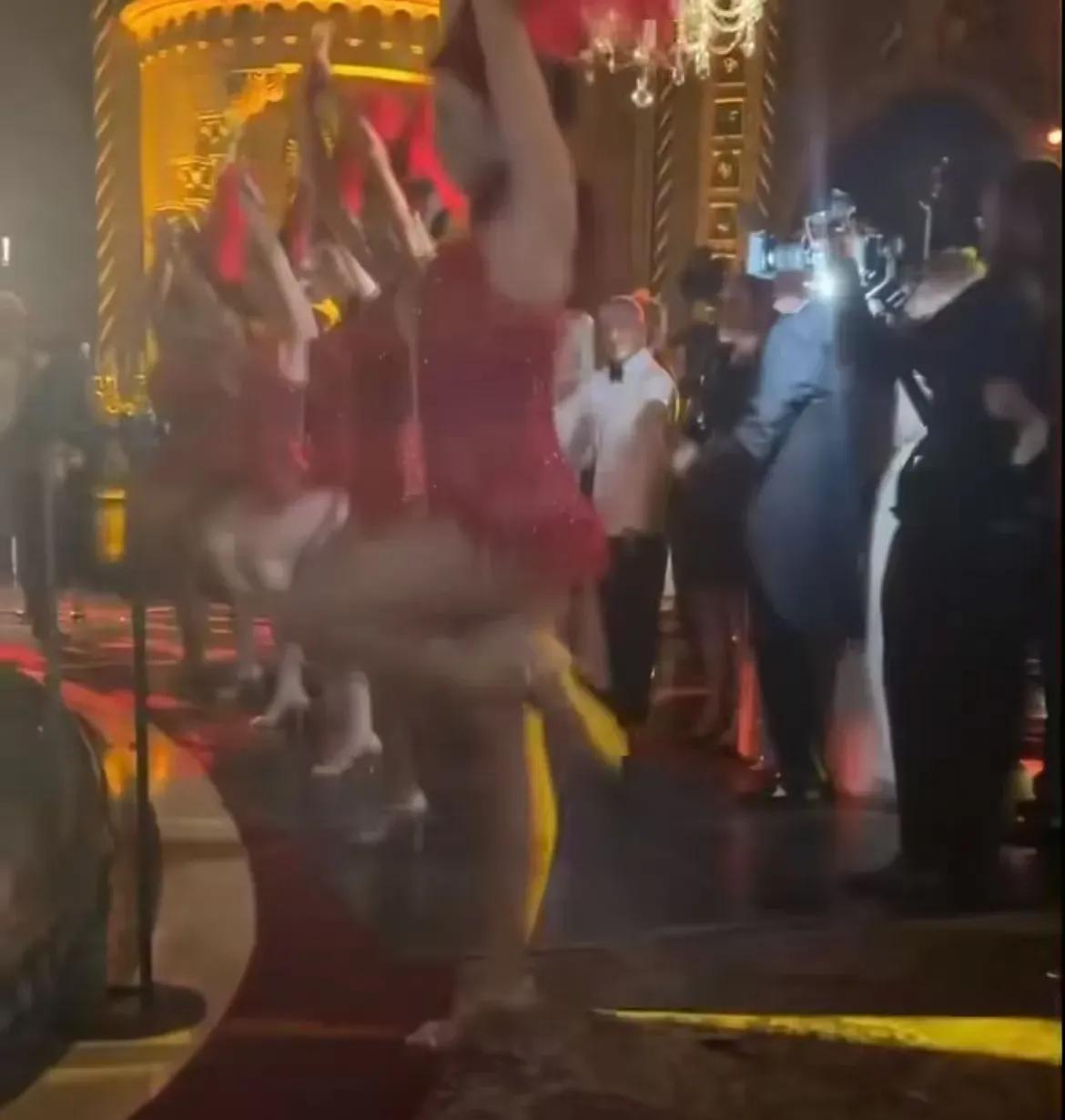 还是资本主义牛！在那种制度下，有钱人不用担心极尽奢华的展示会招来舆论骂声，穷人更