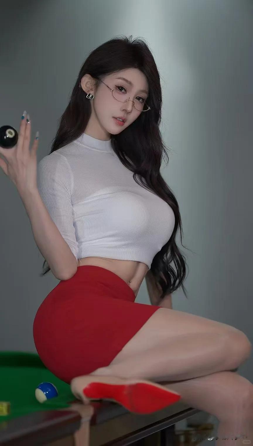 优雅红裙，性感白衣，台球桌上的迷人风采