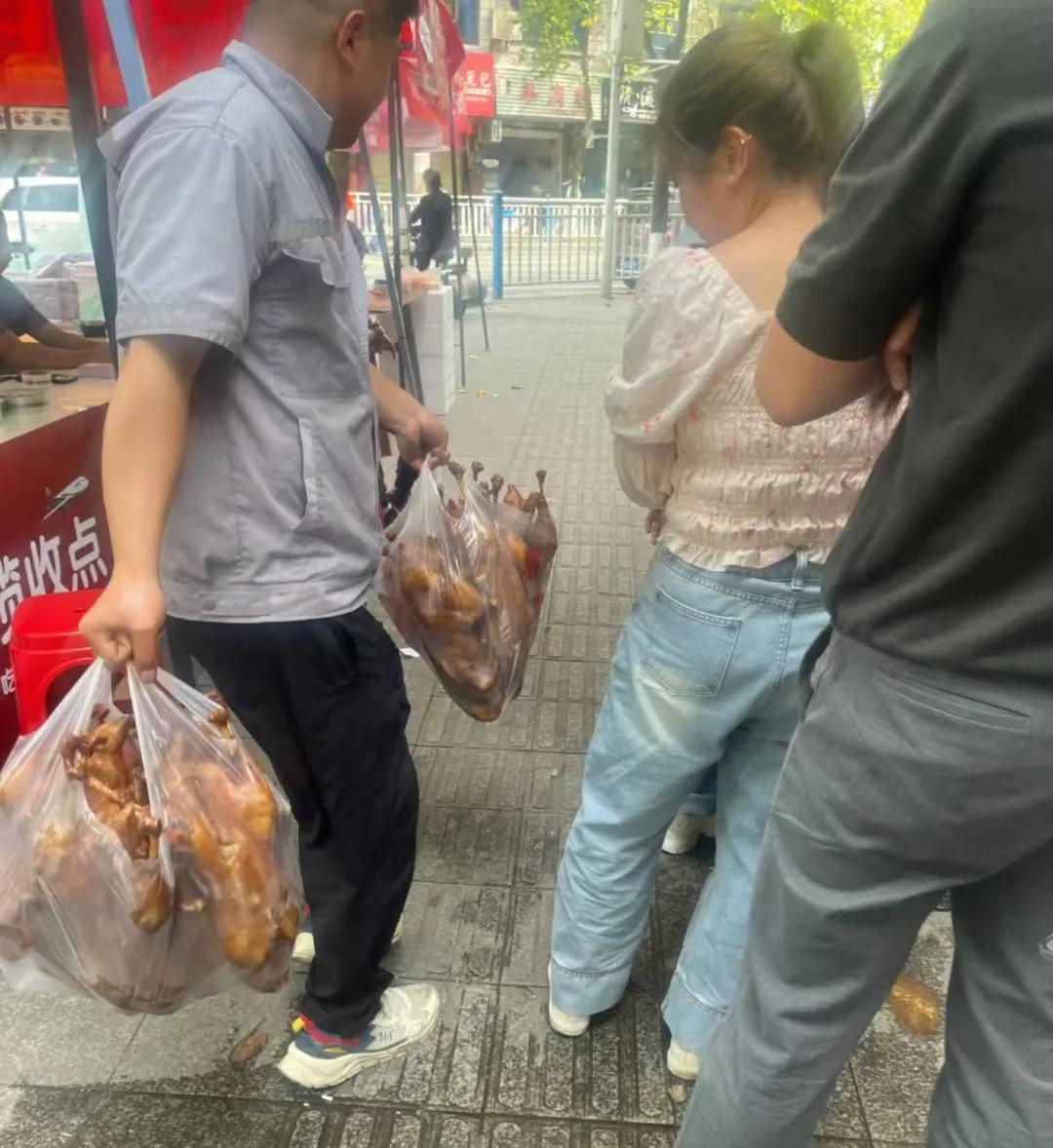 现场照片：五一假期首日，重庆荣昌几乎所有卤鹅店都是排起了长队，卤鹅被游客买到断货