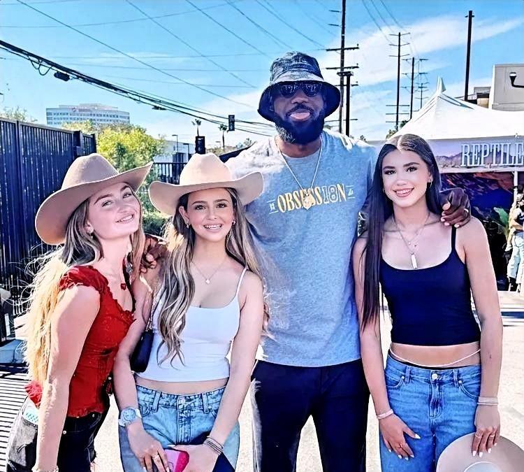 湖人球星詹姆斯真会享受生活啊！近日湖人举办“lakersfamilypic