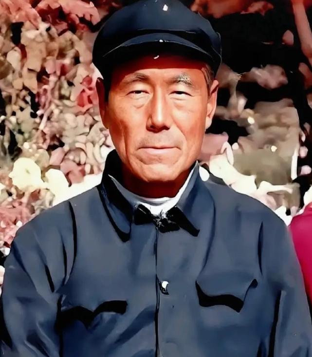 抗美援朝战场上，有个让指挥部头疼的人物，叫董明德。每次派任务，首长都得反复叮嘱一