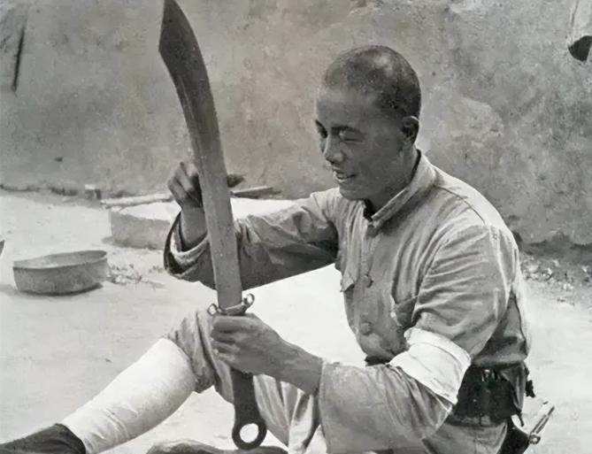 1937年，在淞沪会战中，17岁的他子弹都打光了，只好手提8斤大刀和敌人拼杀，