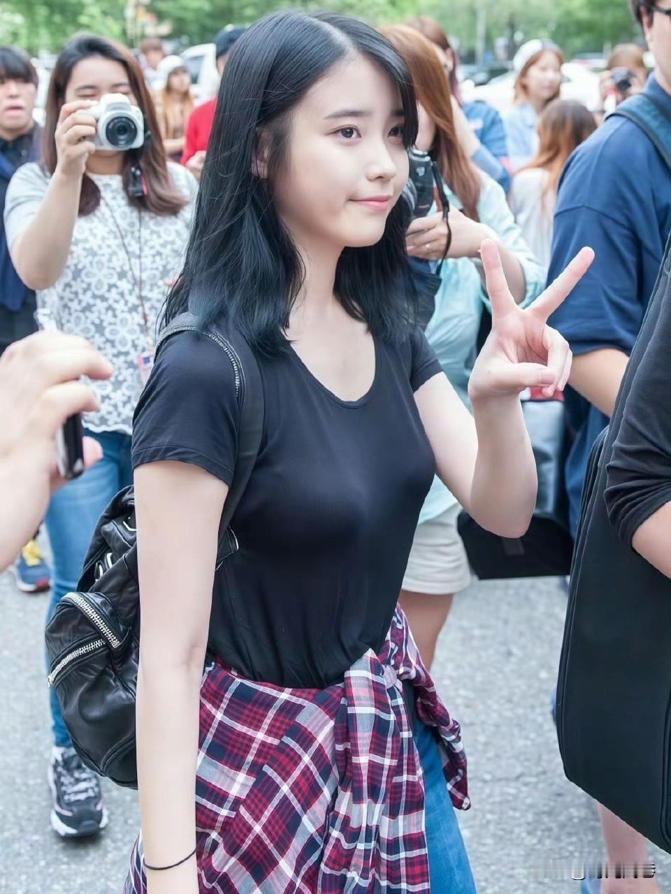 人群中的李知恩，闪耀夺目，盛世美颜成为大家眼中的焦点。也是人群中最靓丽迷人的风景