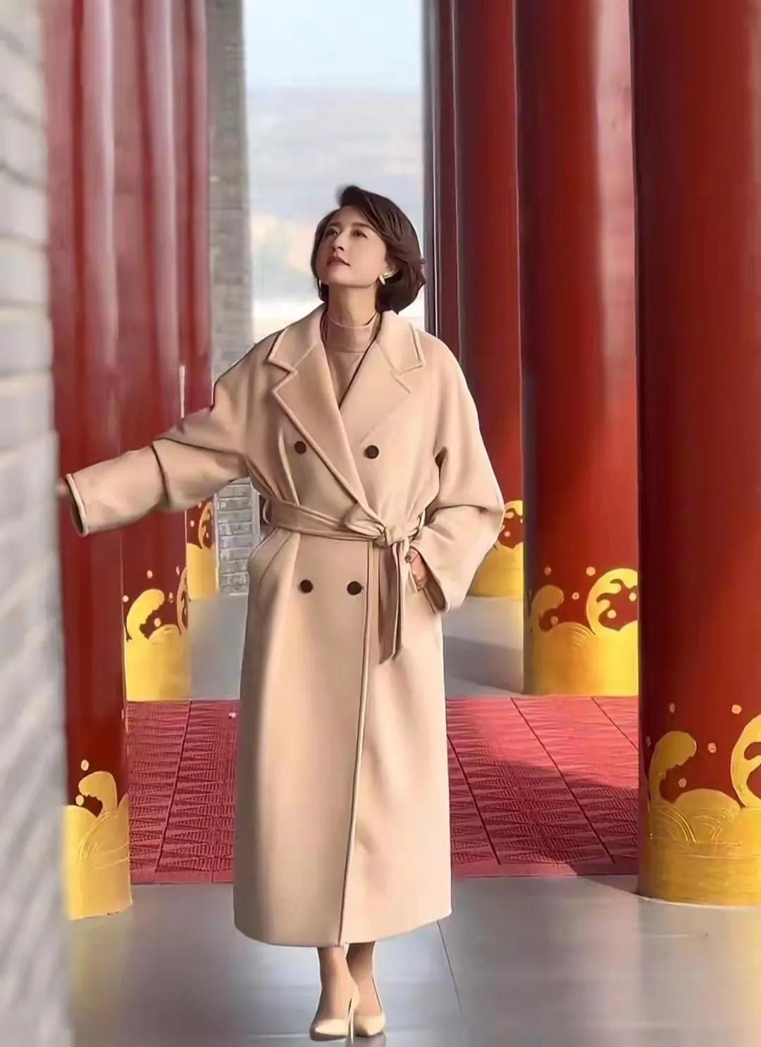 谁懂啊！张蕾这组冬日穿搭太戳心了！红墙金柱下的浅笑，把松弛感和贵气焊在身上，姐姐