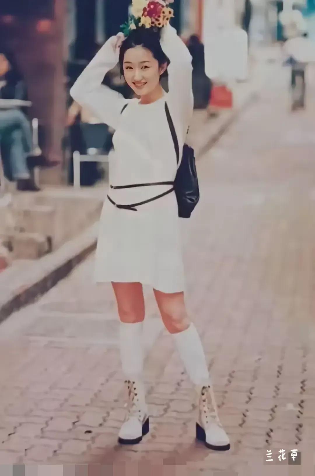 上世纪九十年代，著名歌手杨钰莹乃神一般的存在。她不仅歌声甜美动听，她的形象也是