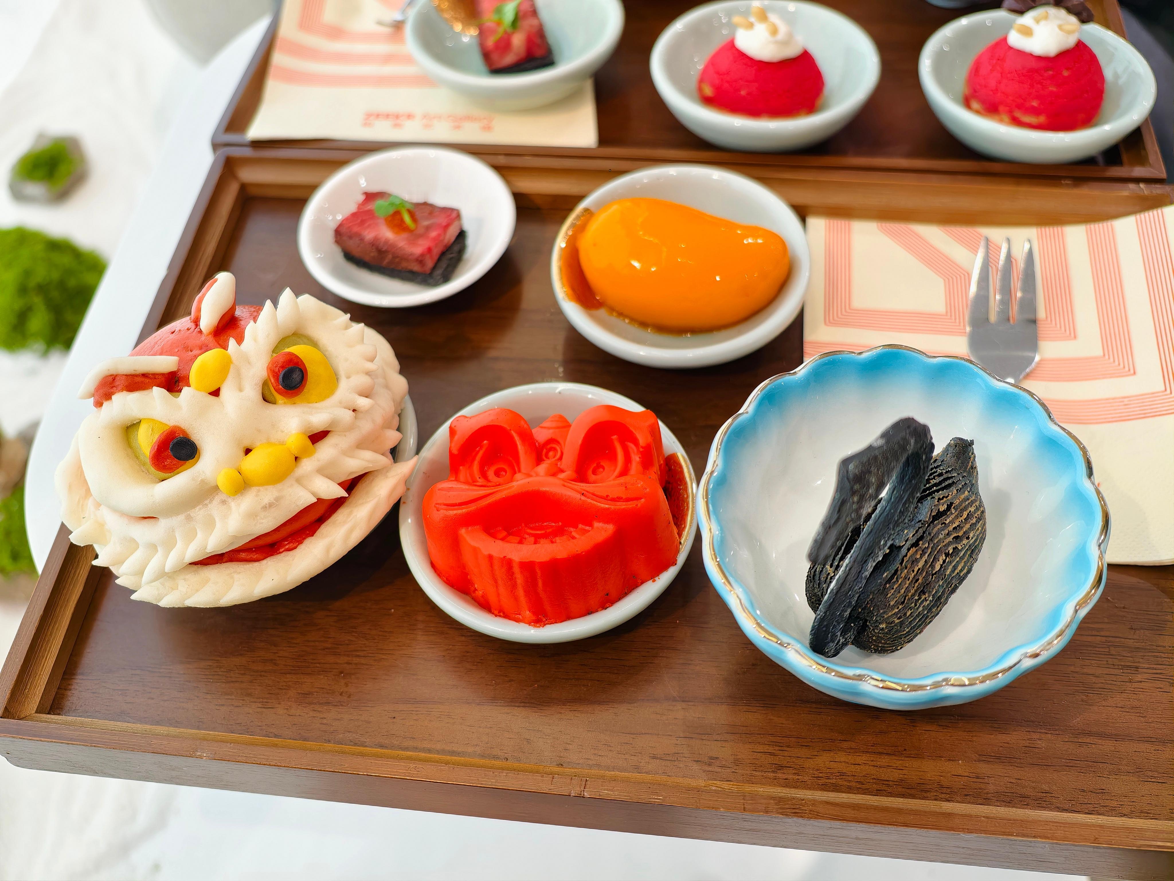 来极氪展台蹭饭了这家伙，甜点做这么精致！