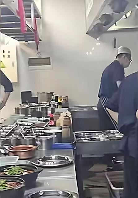 张兰这老太太是有点东西的！这次她又稳稳的接住了西贝这波流量！别人看西贝是“麻