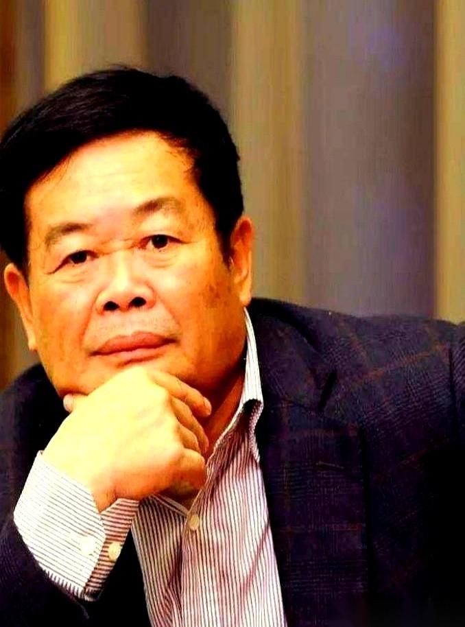 曹德旺的千金，在澳洲一个几十平米的出租屋里，哭得稀里哗啦。就因为在超市当收银员