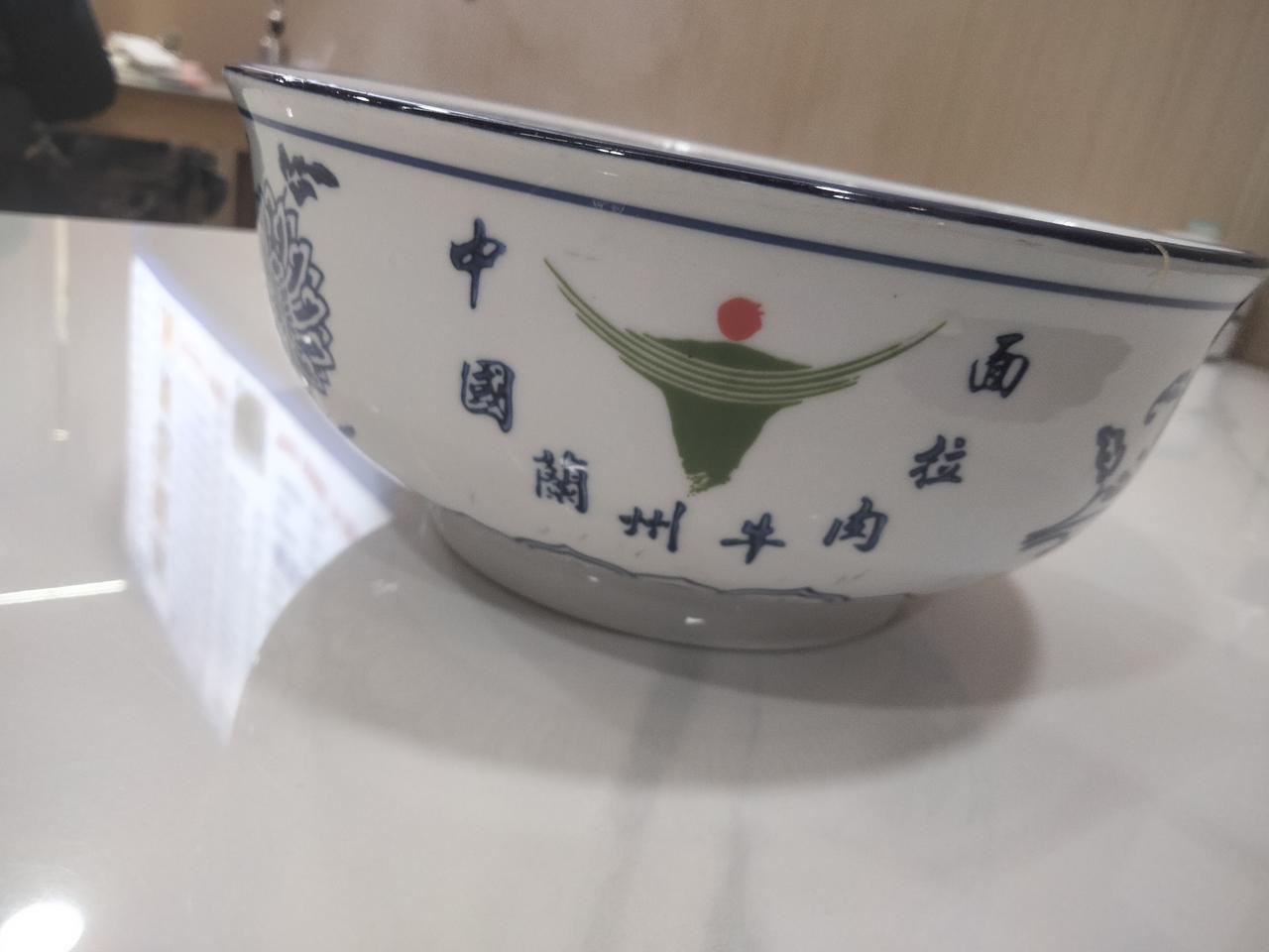 一碗兰州拉面带来的满足感，辣椒油是灵魂，香而不辣，连汤都喝完了，面不算多但味够正