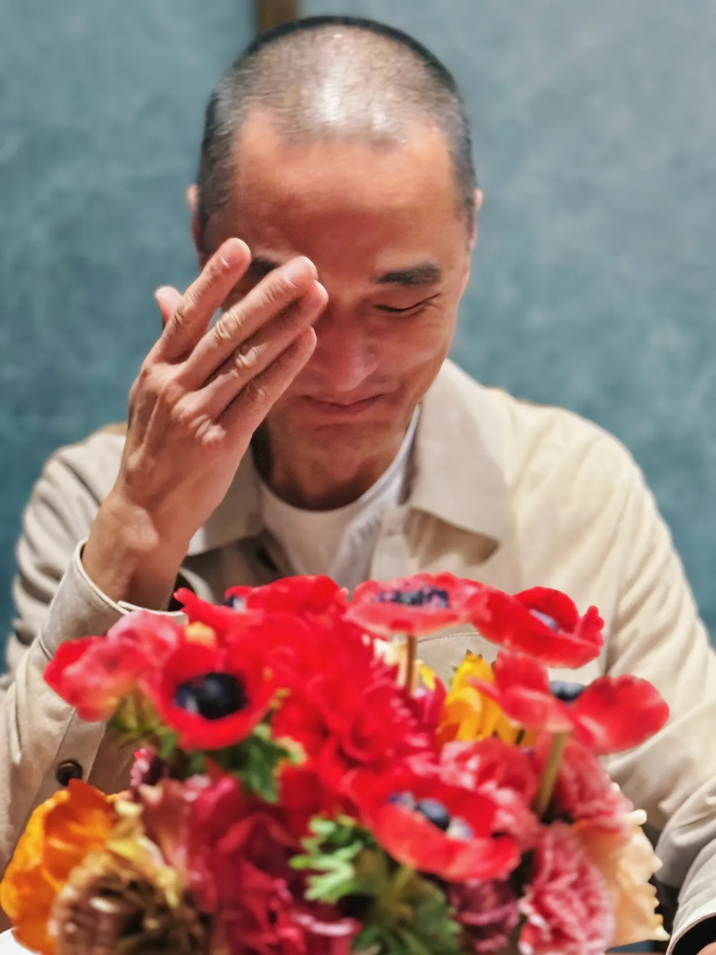 冯唐：过得好的女生都赢在这4点。第一：不要反复琢磨已经过去的事我常说，冯唐的九字