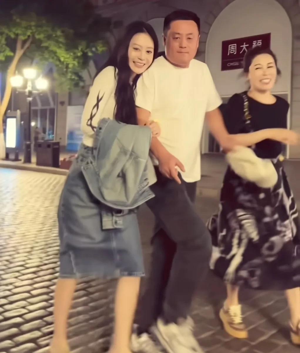 宋晓峰一家三口街头散步，女儿宋之馨挽着爸爸胳膊，脸还枕着宋晓峰肩膀，这父女关系太