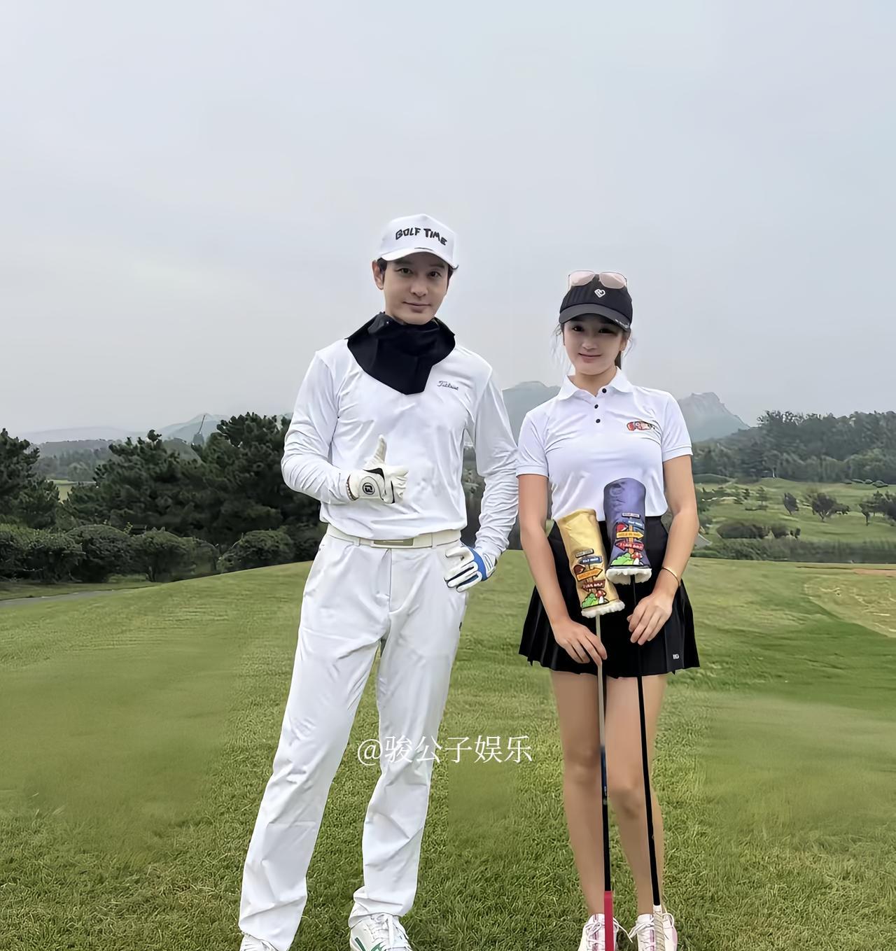 黄晓明近日回青岛过双节了，他身穿白色的运动服现身高尔夫球场，戴着白色的帽子和手套
