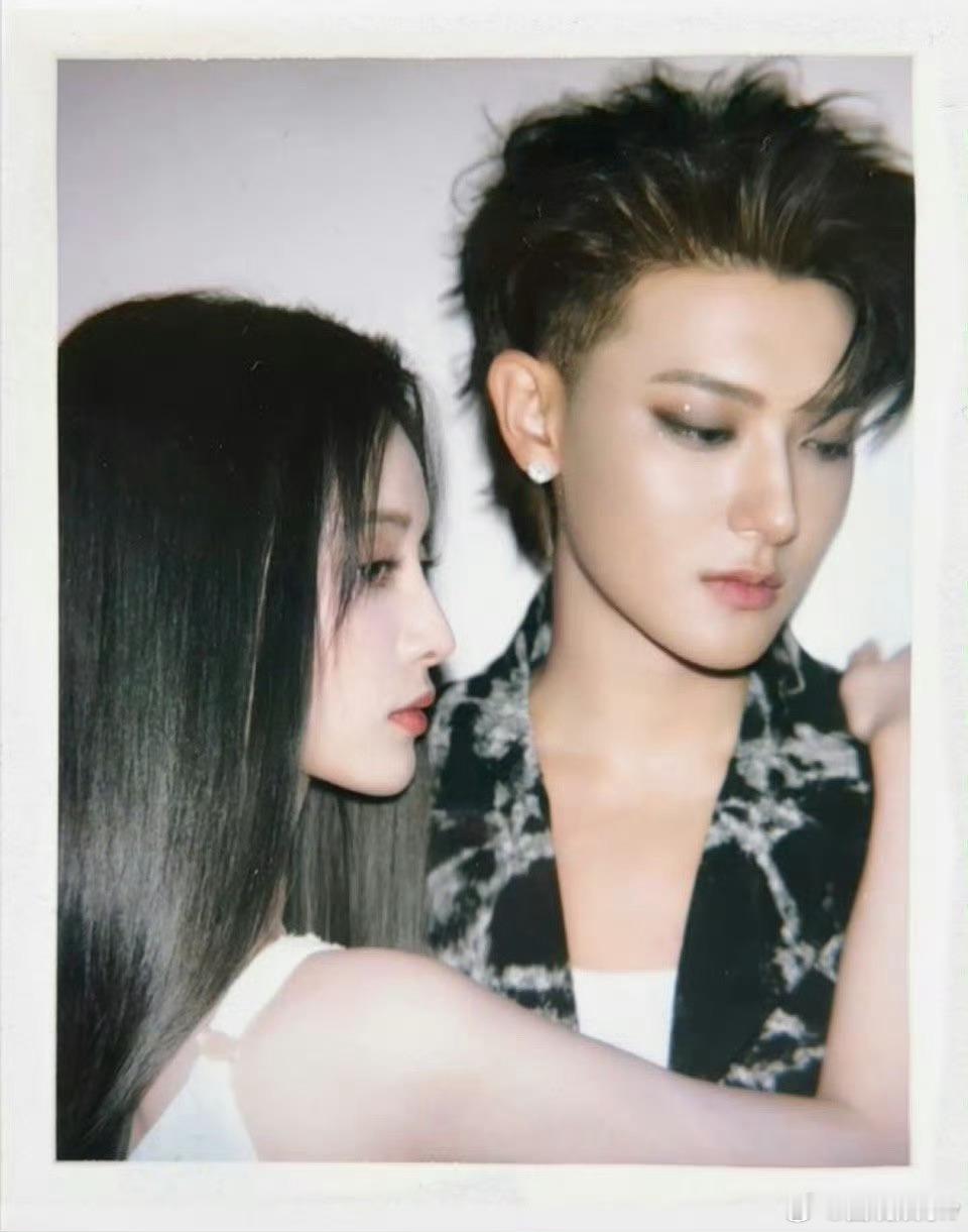 黄子韬徐艺洋撕拉片突然发现徐艺洋侧脸神似孟子义，果然美女都是相似的[思考]​