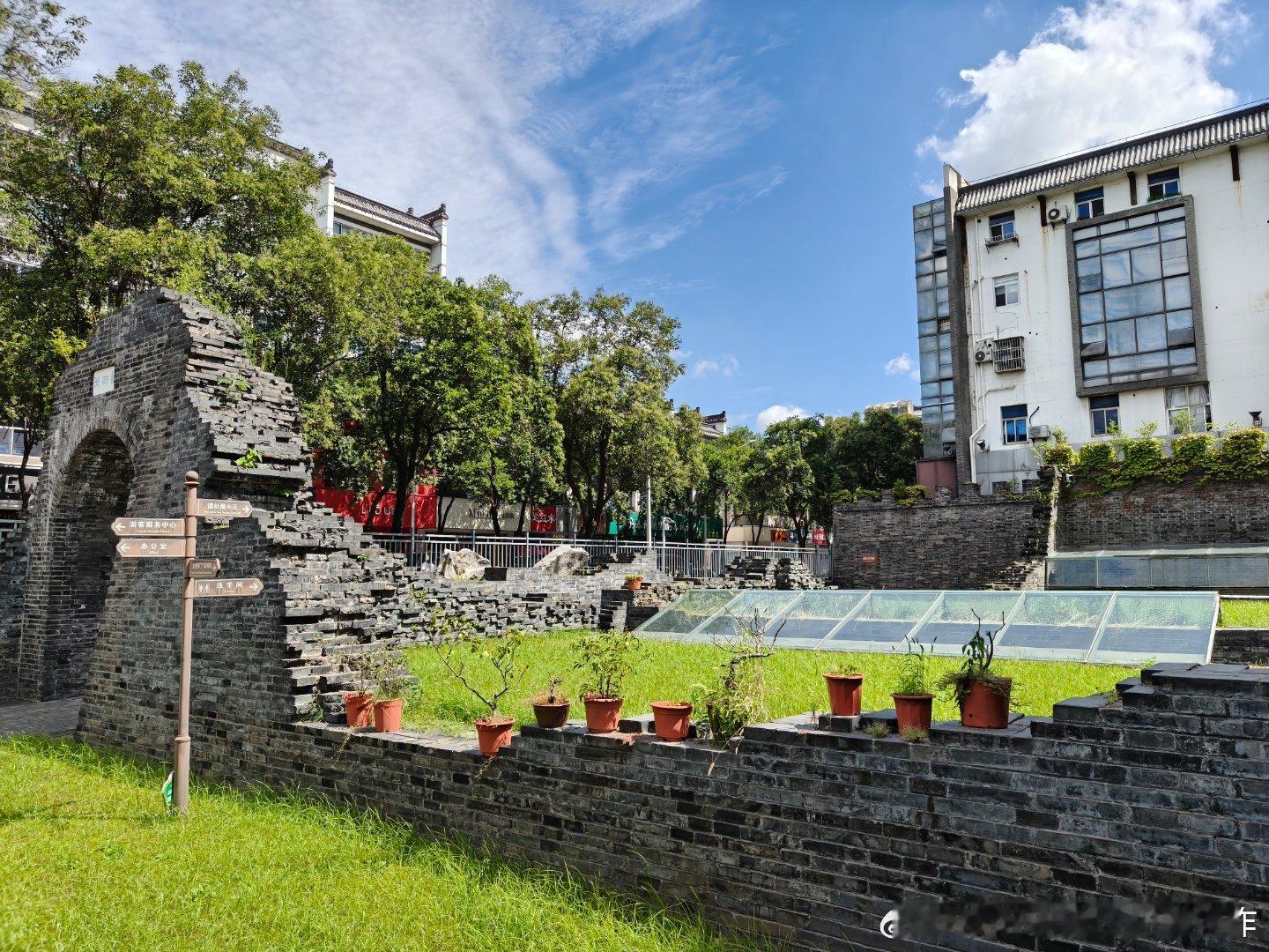 扬州四望亭路这段城墙遗址公园做得真不错，周围没有搞大面积草坪和种树，只是增加了一