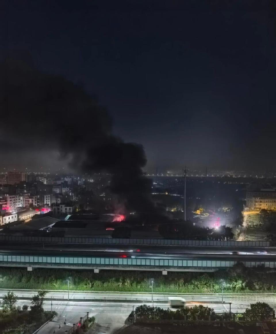 汕头那条老街，夜里“砰”的一声，把整条巷子炸成火炉。起火的是一栋四层自建楼，一楼