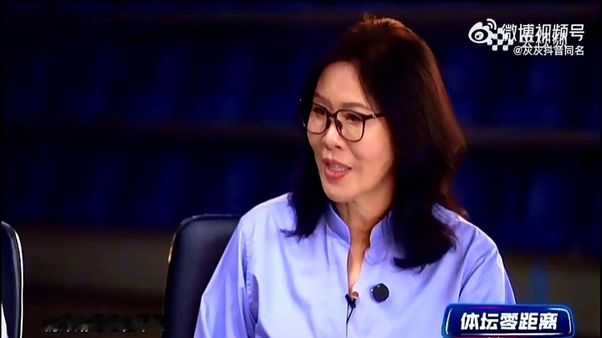 郎平评论朱婷这句话：把主持人全“逗笑”了！郎导看着当年瘦得像根竹竿的朱婷，心