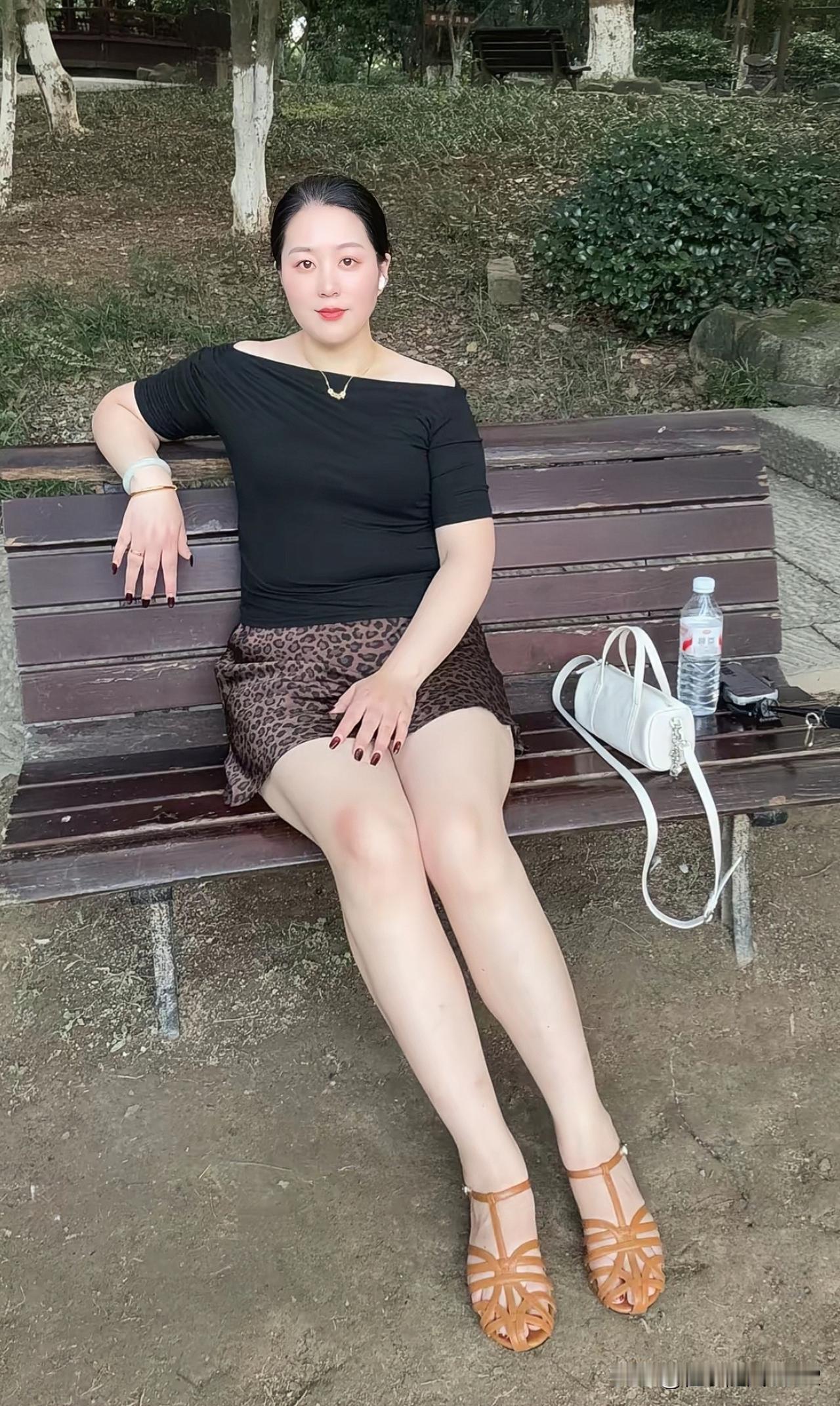 公园休闲轻熟穿搭，简约修身款尽显温婉女人味[比心][比心]