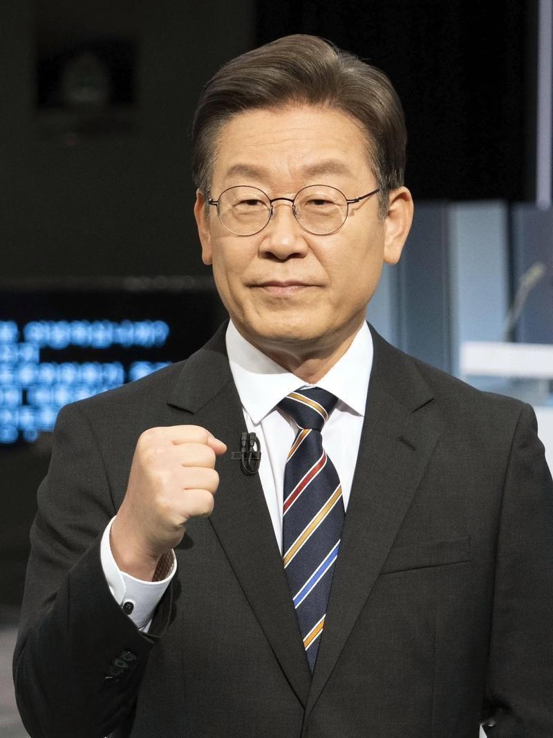 据韩联社及新华社8月18日报道，韩国总统李在明当天在总统府青瓦台主持国务会议时明