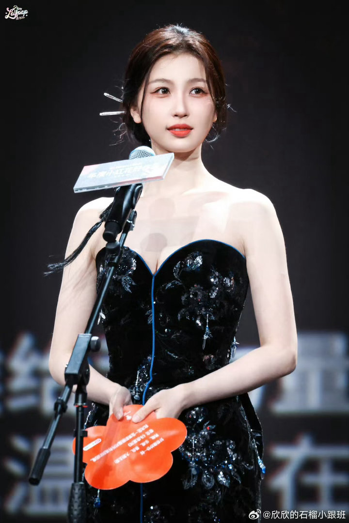 虞书欣就这样饭撒个不停别人是间歇性营业，虞书欣是持续性输出。只要镜头在、粉丝在