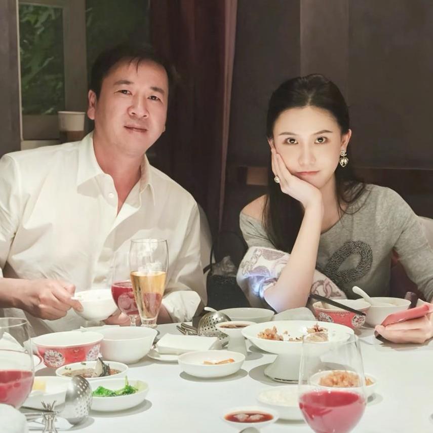 楚玲因为前男友事件，现在也恢复了直播，但不少粉丝提出尖锐的问题，让她应接不暇。