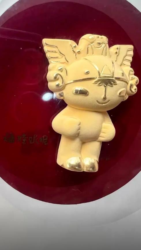 9月1日，女子晒出08奥运时期花上万元入手的五件福娃千足金藏品，打算拆