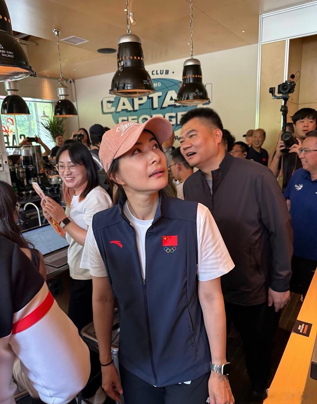 43岁郭晶晶在贵阳一家咖啡店被偶遇，她的状态真好，化着淡妆，气质出众，比一些女明
