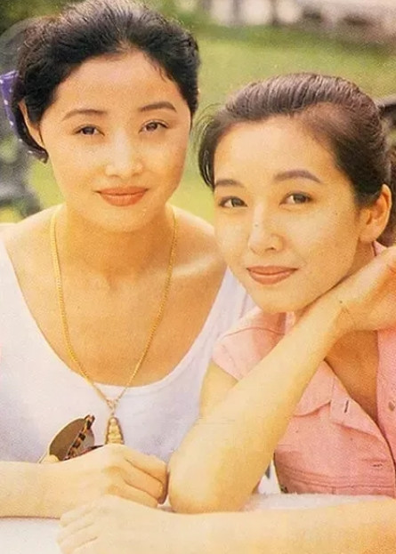 当年，刘蓓拍《过把瘾》时，有一天夜里收工，经纪人说：“蓓蓓，赵宝刚导演让你去他房