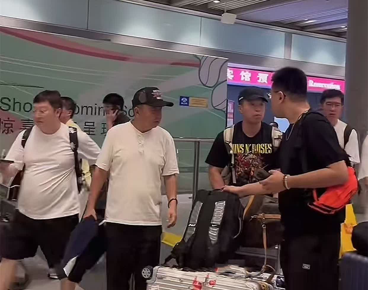 出去一个月，于谦、高峰、烧饼、曹鹤阳提前回国了。落地北京，于谦、高峰、烧饼、曹鹤