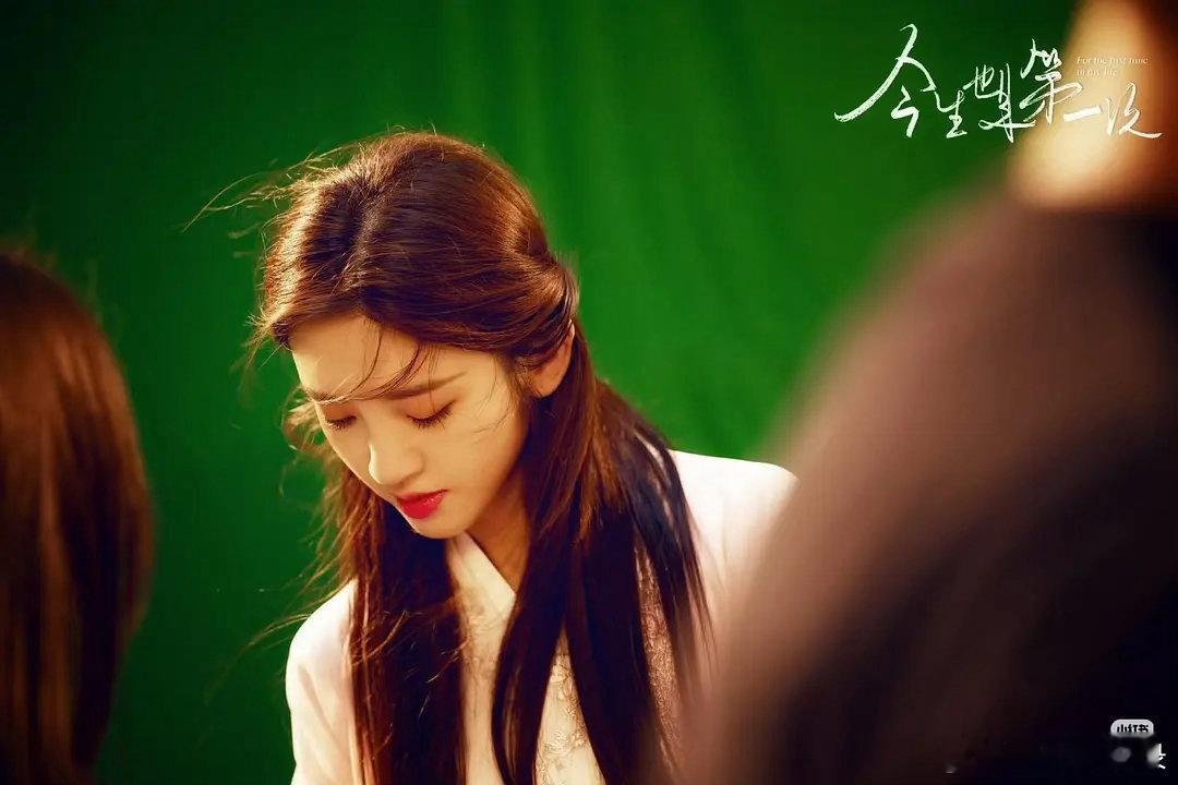 唐艺昕长发太贵气了