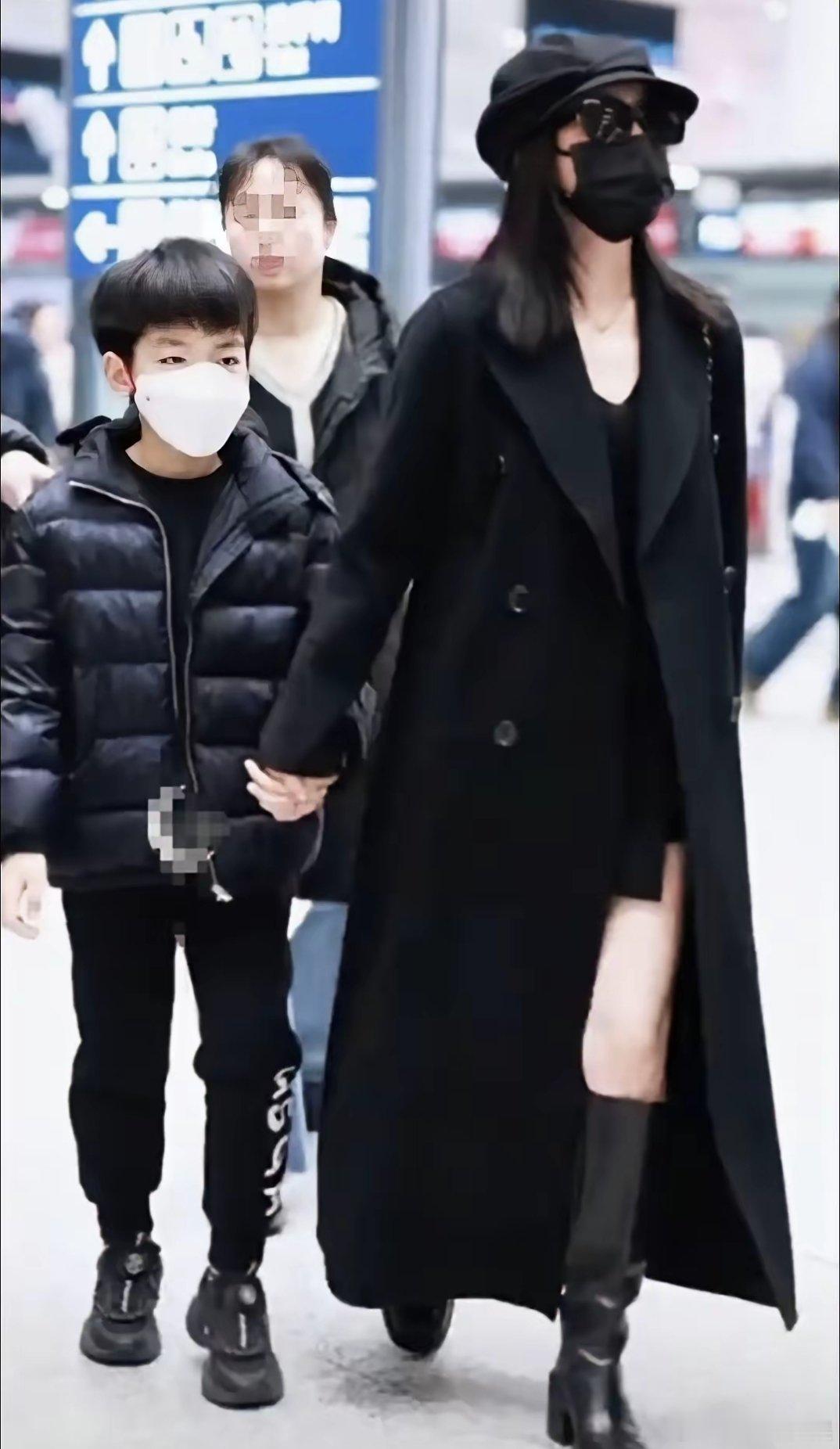 我有种预感，陈妍希与陈晓分开，很有可能是陈晓一辈子的痛，别的明星离个婚恨不得把对