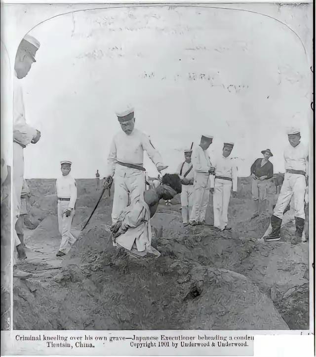 1900年，八国联军攻占天津之后，这是日军处决国人的血腥现场，一名被俘的义和团成