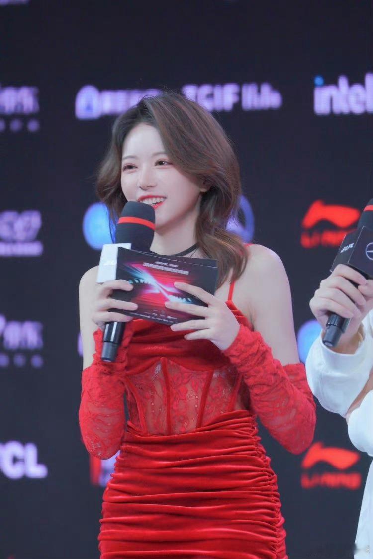 驼子姐的身材是真的好，不愧是LPL第一女主持！骆歆回应采访TheShy和Meik