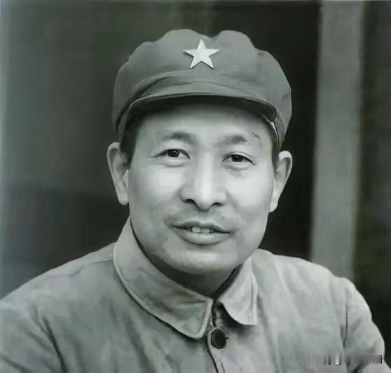 1949年华野抓到一个俘虏，钟期光抓到一个俘虏，钟期光：原来是你啊！你就别去功德