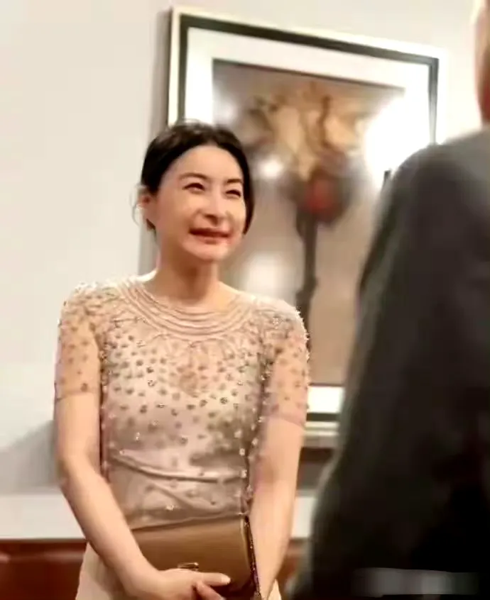 当郭晶晶以一张近乎素颜的活动近照再度引发网络热议时，公众讨论的焦点并未停留在常规