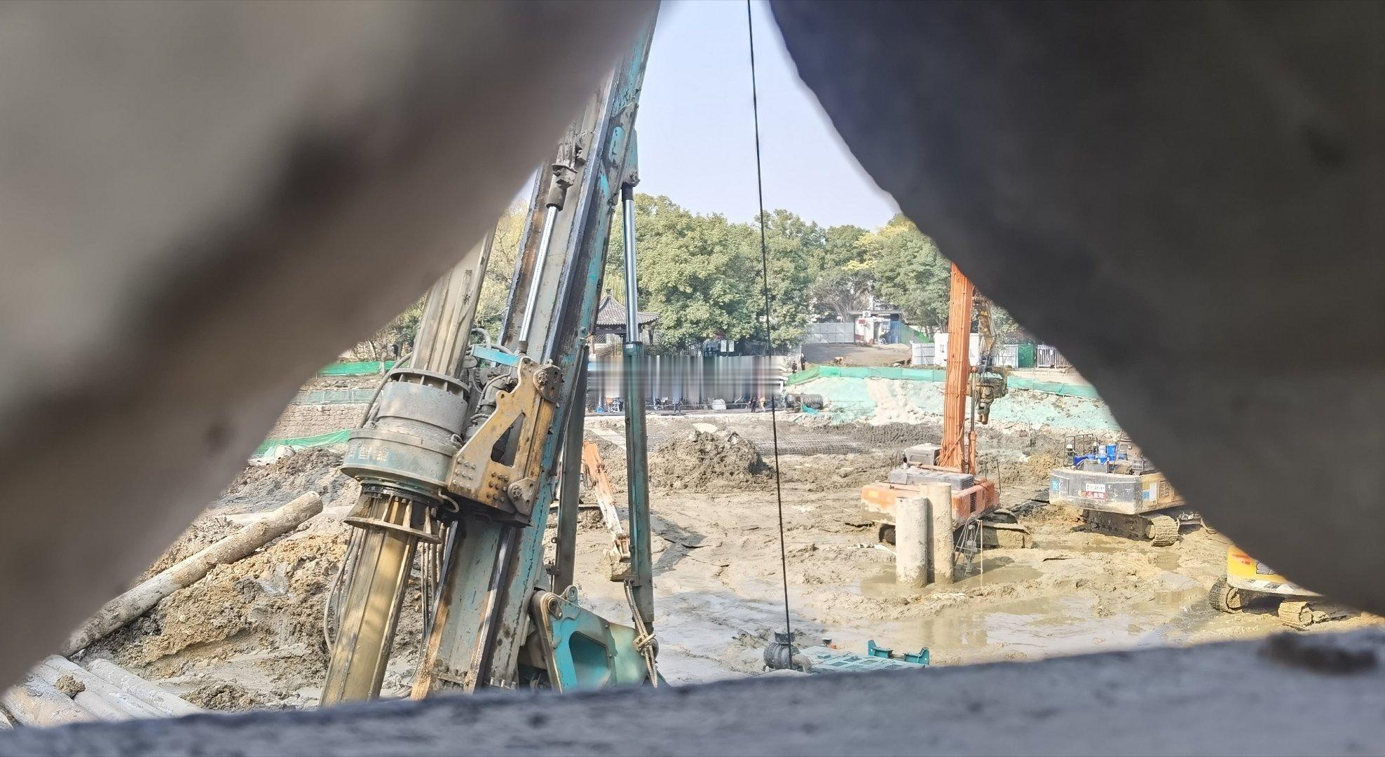 重新大修中的绍兴西园——原吴越国的皇家园林。可以看到，中间的庞公池已经整个被抽干