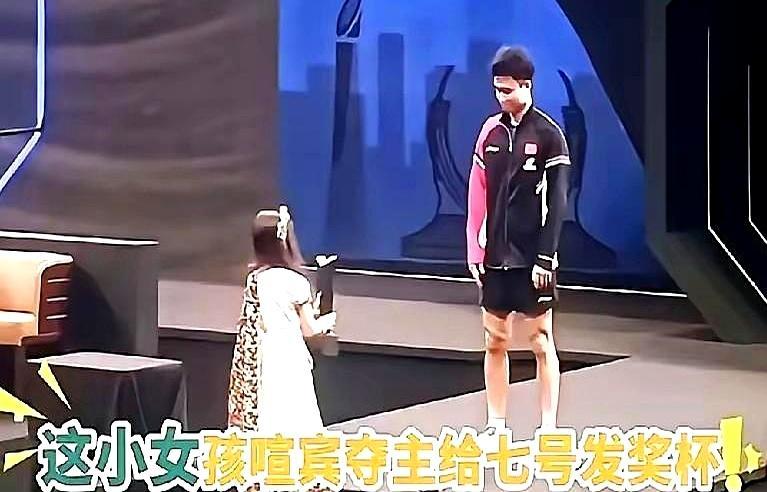 奖杯先被小女孩抱走！多哈颁奖礼，礼仪娃嫌嘉宾慢，自己冲上台把男单冠军杯塞给