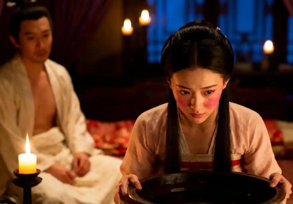 通房丫鬟守在主人床边，连"人"都算不上——这句话放到今天听起来像骂人，但在明清大