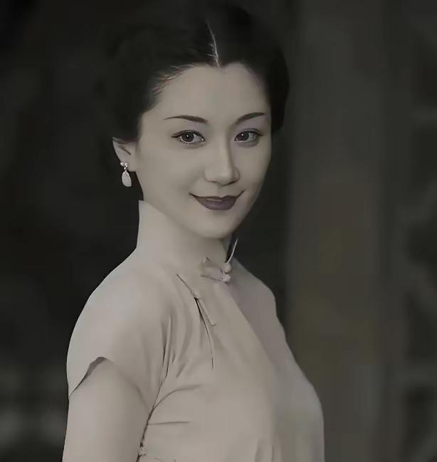 1930年，上海滩，秋意渐浓，雾气里透着海水的腥味，杜月笙的发妻沈月英，和表哥偷