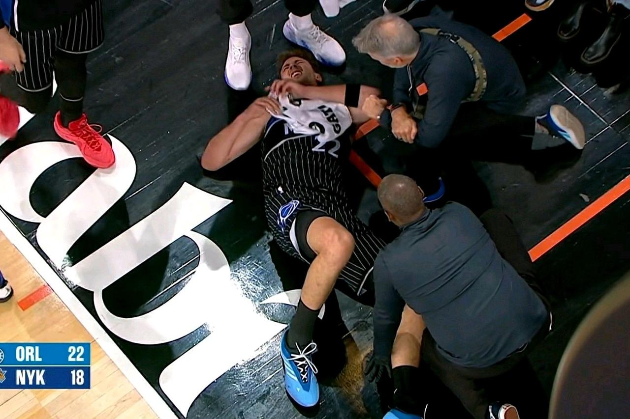 一觉醒来震惊我了：魔术简直太悲情了，班凯罗刚伤愈复出，小瓦又重伤了……魔术真