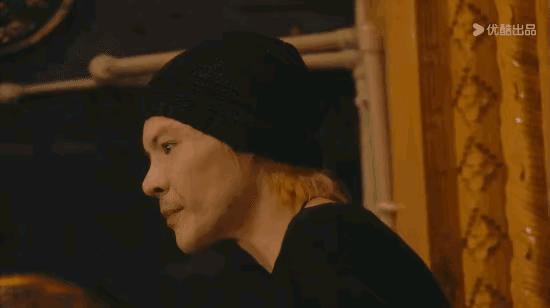 向佐哭着对丁真说：“我从小在娱乐圈长大，所以再复杂的人我都见过，我不想变复杂，我