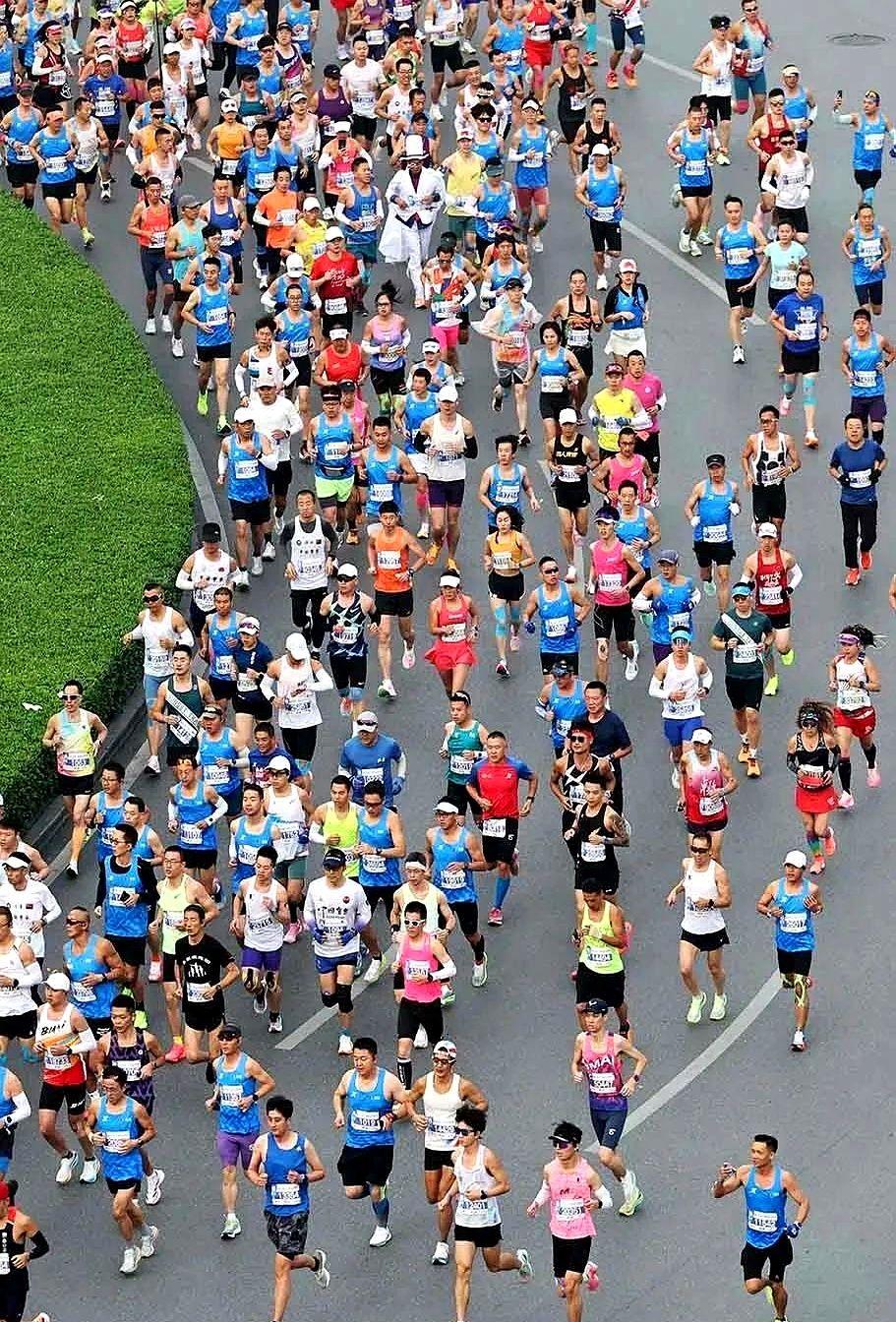 “一年不见,你怎么老了十岁?”我脱口而出。对面那个曾经圆脸的哥们,现在两颊凹