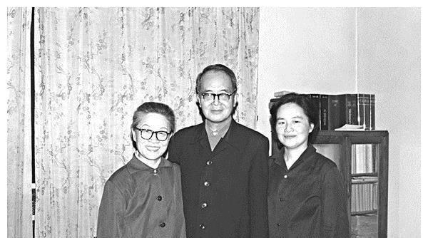 1997年3月4日，86岁的杨绛看着病床上弥留之际的女儿，轻声低语道：“宝，安心