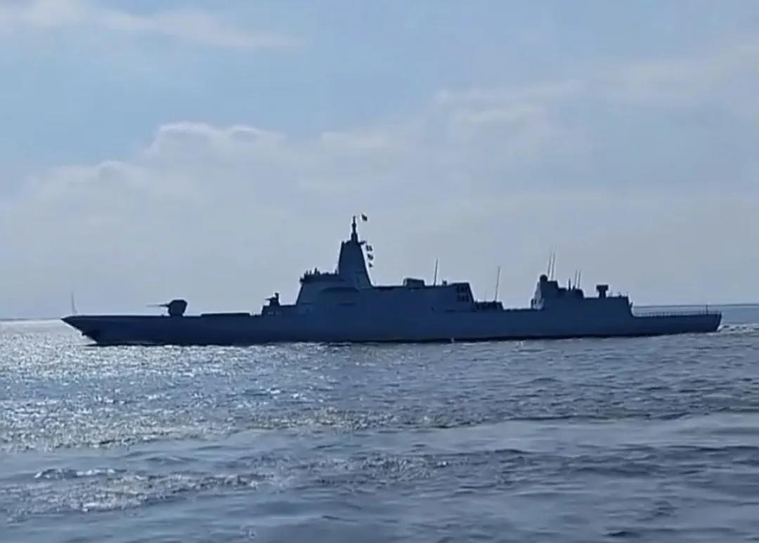 1月25日，据社交网站报道，新的055B导弹驱逐舰正在试航中，即将服役。昨天网